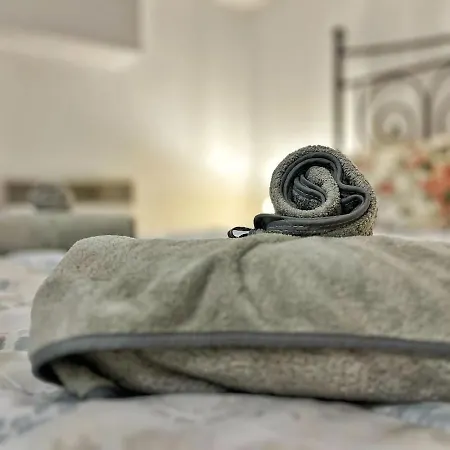 3 Pieces Dans Le Centre De * Ментона