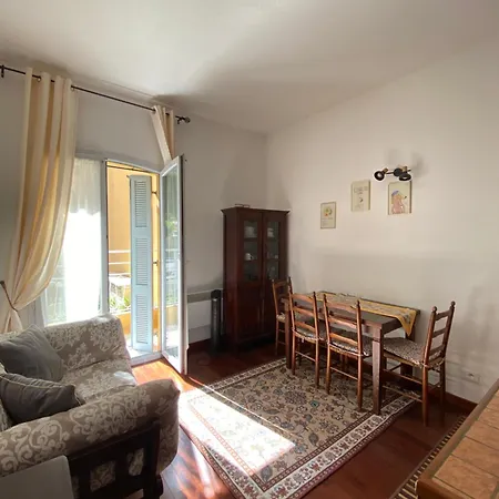 3 Pieces Dans Le Centre De Ментона