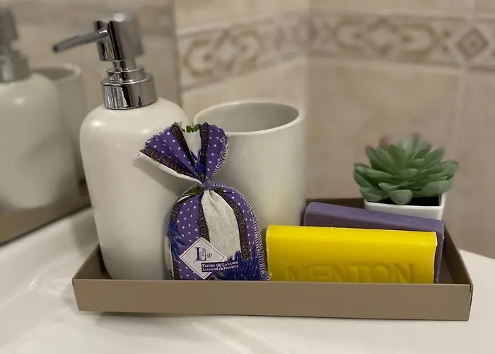 3 Pieces Dans Le Centre De Menton