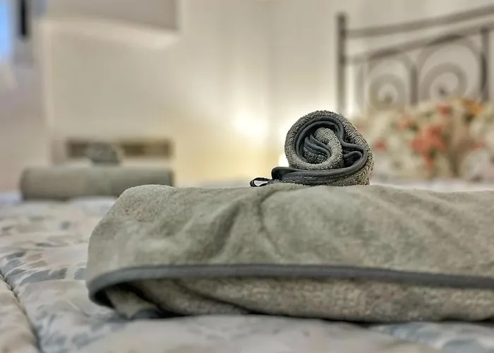 3 Pieces Dans Le Centre De * Μεντόν