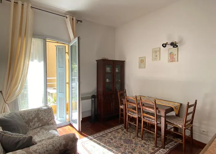 3 Pieces Dans Le Centre De Μεντόν