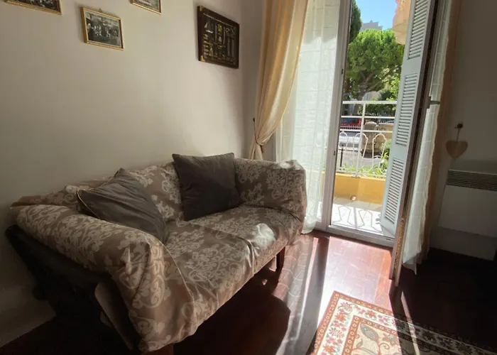 3 Pieces Dans Le Centre De *