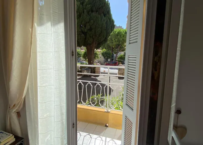 3 Pieces Dans Le Centre De Menton